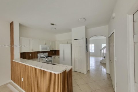 Снять в аренду таунхаус в Дорал, Флорида 3 спальни, 147.62м2, № 1990809 - фото 5