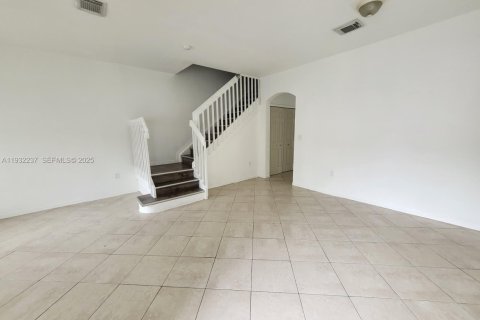 Снять в аренду таунхаус в Дорал, Флорида 3 спальни, 147.62м2, № 1990809 - фото 4