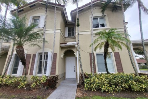 Снять в аренду таунхаус в Дорал, Флорида 3 спальни, 147.62м2, № 1990809 - фото 1