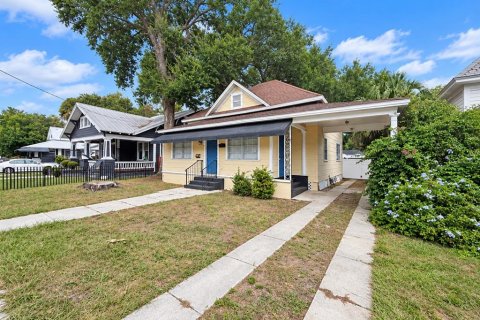 House in Tampa, Florida 3 bedrooms, 136.01 sq.m. № 2402754