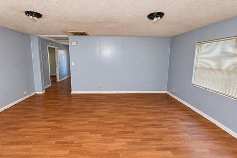 House in Tampa, Florida 3 bedrooms, 136.01 sq.m. № 2402754 - photo 4