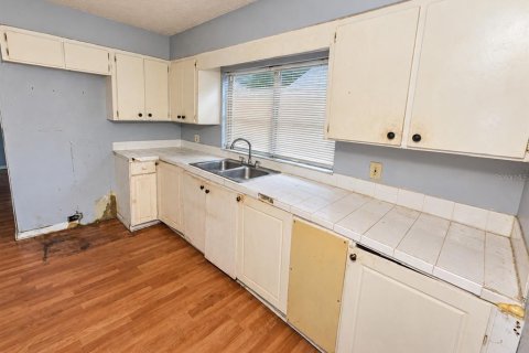 House in Tampa, Florida 3 bedrooms, 136.01 sq.m. № 2402754 - photo 3
