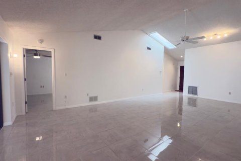 Casa en alquiler en Sarasota, Florida, 2 dormitorios, 135.27 m2 № 1848442 - foto 4
