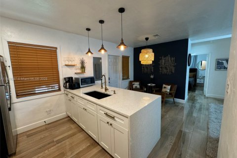 House in Fort Lauderdale, Florida 2 bedrooms, 85.84 sq.m. № 2068648 - photo 17