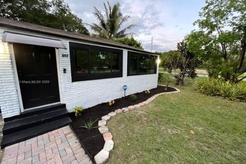 House in Fort Lauderdale, Florida 2 bedrooms, 85.84 sq.m. № 2068648 - photo 8