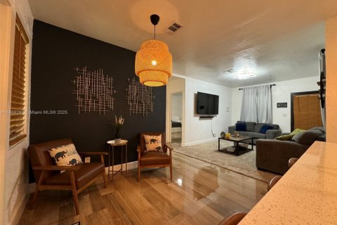 House in Fort Lauderdale, Florida 2 bedrooms, 85.84 sq.m. № 2068648 - photo 19