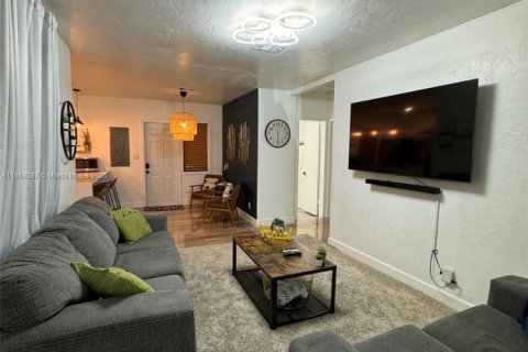 House in Fort Lauderdale, Florida 2 bedrooms, 85.84 sq.m. № 2068648 - photo 13