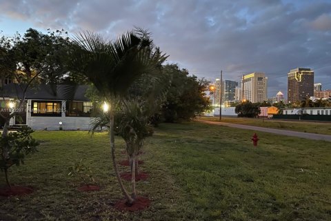 House in Fort Lauderdale, Florida 2 bedrooms, 85.84 sq.m. № 2068648 - photo 2