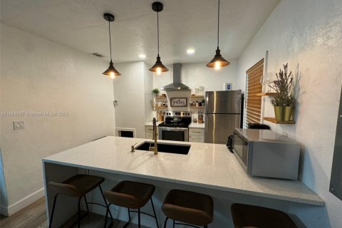 House in Fort Lauderdale, Florida 2 bedrooms, 85.84 sq.m. № 2068648 - photo 18