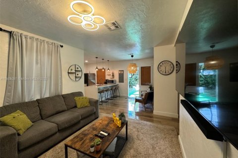 House in Fort Lauderdale, Florida 2 bedrooms, 85.84 sq.m. № 2068648 - photo 15