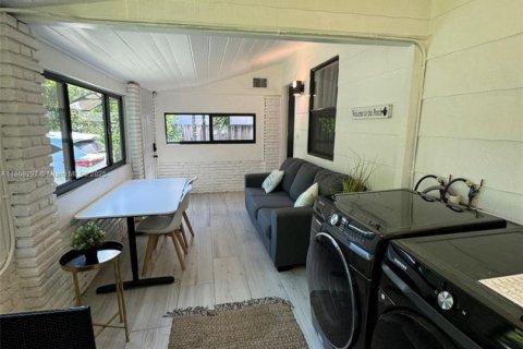 House in Fort Lauderdale, Florida 2 bedrooms, 85.84 sq.m. № 2068648 - photo 12