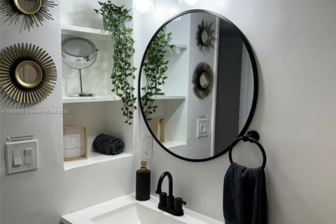 House in Fort Lauderdale, Florida 2 bedrooms, 85.84 sq.m. № 2068648 - photo 27