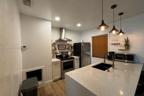 House in Fort Lauderdale, Florida 2 bedrooms, 85.84 sq.m. № 2068648 - photo 16