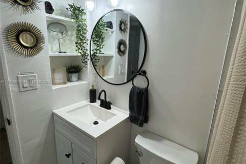 House in Fort Lauderdale, Florida 2 bedrooms, 85.84 sq.m. № 2068648 - photo 25