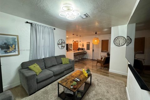 House in Fort Lauderdale, Florida 2 bedrooms, 85.84 sq.m. № 2068648 - photo 14