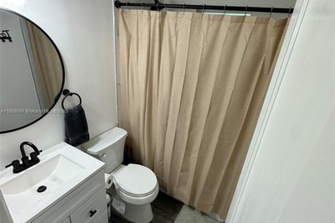 House in Fort Lauderdale, Florida 2 bedrooms, 85.84 sq.m. № 2068648 - photo 24