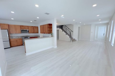 Townhouse in Doral, Florida 4 bedrooms, 204.11 sq.m. № 2003581 - photo 16