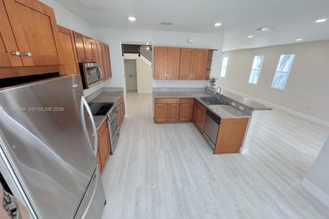 Townhouse in Doral, Florida 4 bedrooms, 204.11 sq.m. № 2003581 - photo 12