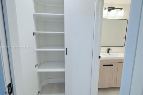 Townhouse in Doral, Florida 4 bedrooms, 204.11 sq.m. № 2003581 - photo 21