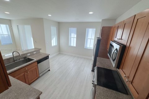 Townhouse in Doral, Florida 4 bedrooms, 204.11 sq.m. № 2003581 - photo 13