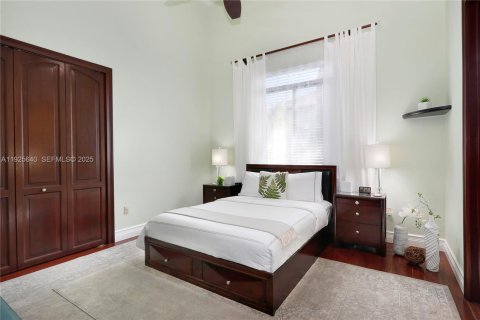 Снять в аренду виллу или дом в Пальметто-Бей, Флорида 6 спален, 385.73м2, № 1992514 - фото 14