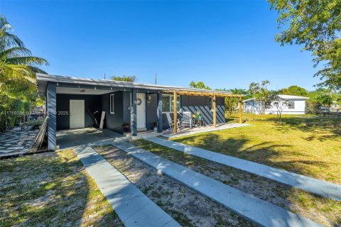 House in North Miami, Florida 2 bedrooms, 74.32 sq.m. № 1868073 - photo 1