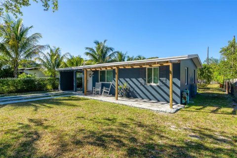 House in North Miami, Florida 2 bedrooms, 74.32 sq.m. № 1868073 - photo 3