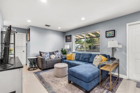 House in North Miami, Florida 2 bedrooms, 74.32 sq.m. № 1868073 - photo 5