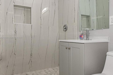 House in Miami, Florida 4 bedrooms, 110.83 sq.m. № 1760901 - photo 4