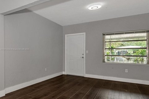 House in Miami, Florida 4 bedrooms, 110.83 sq.m. № 1760901 - photo 3