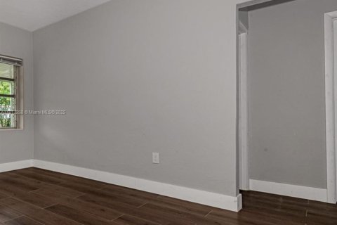 House in Miami, Florida 4 bedrooms, 110.83 sq.m. № 1760901 - photo 7