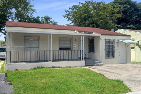 House in Miami, Florida 4 bedrooms, 110.83 sq.m. № 1760901 - photo 1