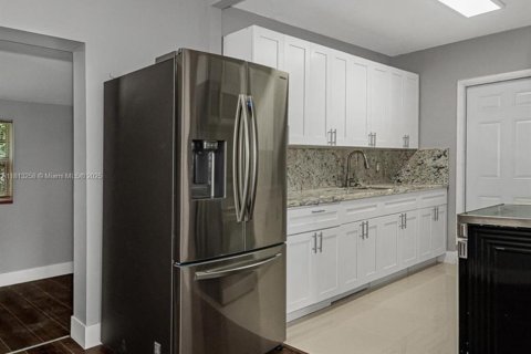 House in Miami, Florida 4 bedrooms, 110.83 sq.m. № 1760901 - photo 2