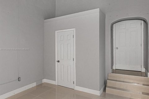 House in Miami, Florida 4 bedrooms, 110.83 sq.m. № 1760901 - photo 6