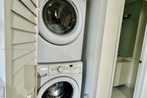 Снять в аренду кондоминиум в Майами, Флорида 1 спальня, 52.4м2, № 2145846 - фото 11