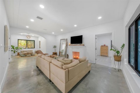 Casa en venta en Miami, Florida, 3 dormitorios, 130.81 m2 № 2033935 - foto 2
