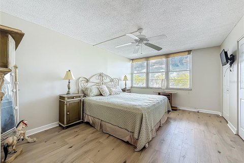 Condo in South Pasadena, Florida, 2 bedrooms № 2108096 - photo 17