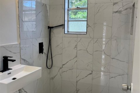 Villa ou maison à louer à North Miami, Floride: 2 chambres, 214.05 m2 № 2060780 - photo 11