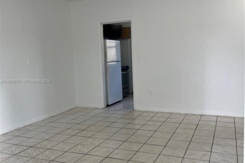 Villa ou maison à louer à North Miami, Floride: 2 chambres, 214.05 m2 № 2060780 - photo 2