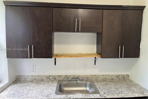 Villa ou maison à louer à North Miami, Floride: 2 chambres, 214.05 m2 № 2060780 - photo 6