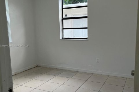 Villa ou maison à louer à North Miami, Floride: 2 chambres, 214.05 m2 № 2060780 - photo 4