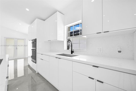 House in Miami, Florida 3 bedrooms, 173.17 sq.m. № 1892520 - photo 11