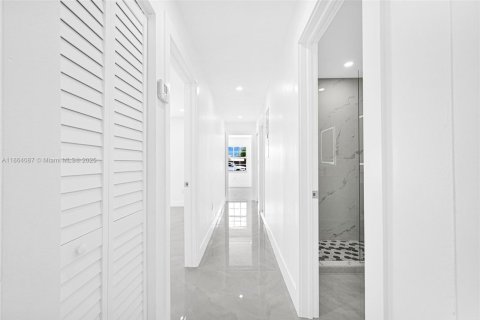 House in Miami, Florida 3 bedrooms, 173.17 sq.m. № 1892520 - photo 14