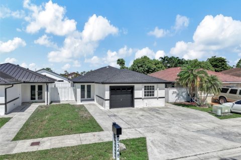 House in Miami, Florida 3 bedrooms, 173.17 sq.m. № 1892520 - photo 1