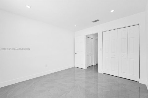 House in Miami, Florida 3 bedrooms, 173.17 sq.m. № 1892520 - photo 22