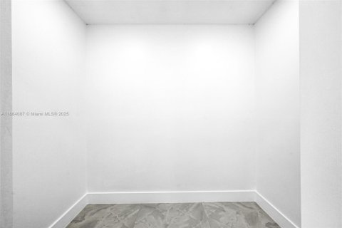 House in Miami, Florida 3 bedrooms, 173.17 sq.m. № 1892520 - photo 17