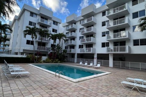 Condo in Miami Beach, Florida, 1 bedroom  № 2002804 - photo 7