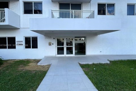 Condo in Miami Beach, Florida, 1 bedroom  № 2002804 - photo 28