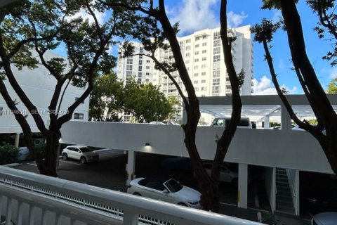Condo in Miami Beach, Florida, 1 bedroom  № 2002804 - photo 11