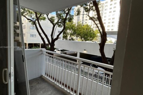 Condo in Miami Beach, Florida, 1 bedroom  № 2002804 - photo 12